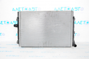 Radiatorul de răcire a apei pentru VW Jetta 16-18 USA 1.4T este potrivit.