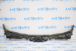 Grila stergatoarelor din plastic pentru BMW 3 F30 12-18 s-a fisurat.