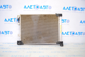 Radiatorul condensatorului de aer condiționat Nissan Sentra 13-19 1.8 este zdrobit.