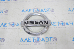 Emblema grilei radiatorului Nissan Rogue Sport 17-19 este simplă.