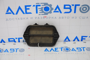 Grila de ventilatie dreapta Mazda 3 14-18 BM este ruptă.