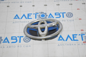 Emblema Toyota pentru portiera portbagajului Toyota Prius V 12-17, prindere ruptă.