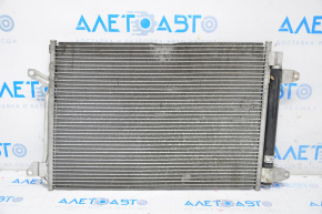 Radiatorul de aer condiționat al condensatorului VW Jetta 11-18 SUA 2.5, 2.0 este zdrobit, strâmb.