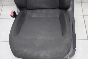 Scaun șofer VW Jetta 11-18 SUA fără airbag, manual, material textil negru, necesită curățare chimică.