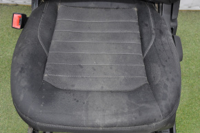 Scaunul șoferului Ford Edge 15- fără airbag, manual, material textil negru, uzat, necesită curățare.