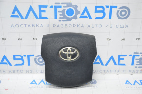 Airbag-ul din volanul șoferului pentru Toyota Prius 2006-2009 este deteriorat, cu emblema cromată.