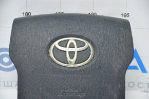 Airbag-ul din volanul șoferului pentru Toyota Prius 2006-2009 este deteriorat, cu emblema cromată