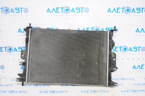 Radiatorul de răcire a apei Ford C-max MK2 13-18, rupt în locul de fixare.