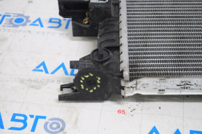 Radiatorul de răcire a apei Ford C-max MK2 13-18, rupt în locul de fixare.