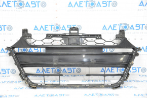 Grila inferioară a bara de protecție față a modelului Honda Accord 18-22 este ruptă.