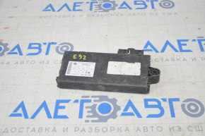 Modulul de control al blocării antifurt BMW 335i e92 07-13 are un suport rupt.