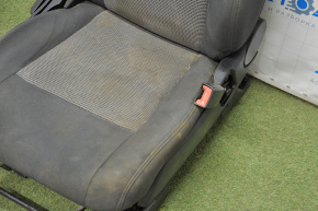 Scaun de pasager Jeep Patriot 11-17 fără airbag, manual, material textil negru, necesită curățare chimică.