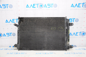 Radiatorul condensatorului de aer condiționat VW Beetle 12-19 este zdrobit.