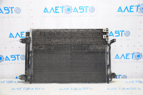 Radiatorul condensatorului de aer condiționat VW Beetle 12-19 este zdrobit.