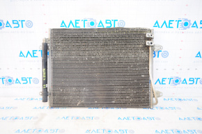 Radiatorul de aer condiționat al condensatorului VW Passat b8 16-19 SUA 1.8T, 3.6T are un defect, este îndoit.