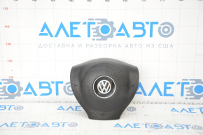 Airbagul din volanul șoferului VW Passat b7 12-15 USA este vizibil.