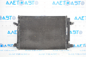 Radiatorul condensatorului de aer condiționat VW Jetta 11-18 SUA 2.5, 2.0 este zdrobit, celulele sunt lovite.