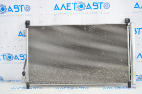 Radiatorul condensatorului de aer condiționat Nissan Rogue 14-20 are aripioarele îndoit.