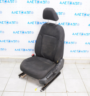 Scaunul șoferului VW Jetta 11-18 SUA fără airbag, manual, material textil negru, necesită curățare chimică.