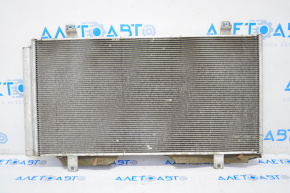 Radiatorul condensatorului de aer condiționat Toyota Avalon 13-18 3.5 are un defect.