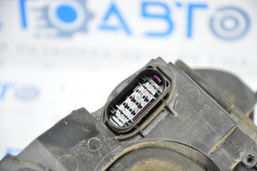 Farul dreapta față goală Ford Focus mk3 15-18 restilizat halogen, ușor zgâriat, a fost deschis