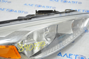 Farul dreapta față goală Ford Focus mk3 15-18 restilizat halogen, ușor zgâriat, a fost deschis