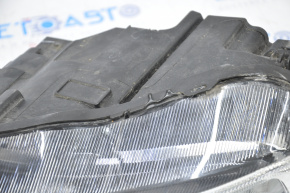 Farul dreapta față goală Ford Focus mk3 15-18 restilizat halogen, ușor zgâriat, a fost deschis