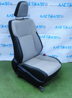 Scaun pasager Toyota Rav4 13-18 fără airbag, manual, material textil gri și negru, necesită curățare chimică.