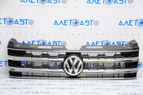 Grila radiatorului VW Atlas 18-20 pre-restilizare cu emblema, sub radarul de croazieră.