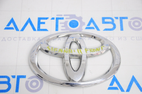 Emblema siglei TOYOTA de pe capota Toyota Sienna 11-20 este ruptă.