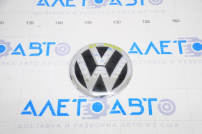 Emblema VW de pe capacul portbagajului VW Passat b8 16-19 SUA s-a desprins cromul.