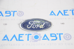 Emblema capacului portbagajului Ford Focus mk3 11-18 4d lipsește fragmentul.