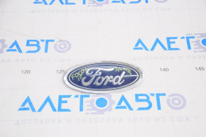 Emblema capacului portbagajului Ford Focus mk3 11-18 4d este ruptă.