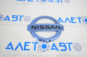 Emblema sigla Nissan, ușa portbagajului Nissan Leaf 11-17, zgârieturi.