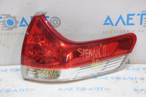 Lampa exterioară aripă dreapta Toyota Sienna 11-14 neoriginală TYC, colțurile sunt rupte.