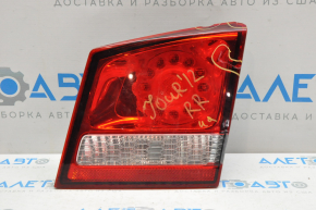 Lampa interioară pentru ușa din spate dreapta a portbagajului Dodge Journey 11 - LED luminos, zgâriată, crăpată, necesită polizare.