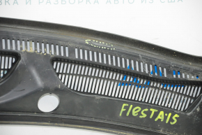 Grila stergatoarelor de plastic pentru Ford Fiesta 11-19 este rupta