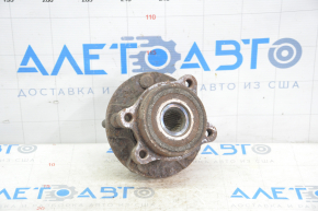 Ступица передняя правая Toyota Prius V 12-17 ржавая