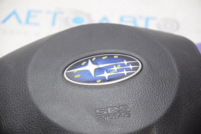 Airbag-ul de siguranță în volanul șoferului Subaru XV Crosstrek 13-17, negru, cu o adâncitură pe emblema.