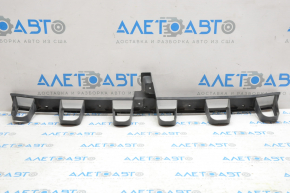 Absorbantul de impact al barei spate pentru Ford Focus mk3 11-18 4d este crăpat.