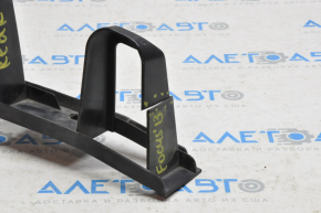 Absorbantul de impact al barei spate pentru Ford Focus mk3 11-18 4d este crăpat.