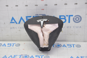 Airbagul din volanul șoferului Tesla Model S 12-20 a fost declanșat, cip-urile sunt deteriorate.