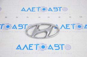 Emblema ușii portbagajului Hyundai Tucson 16-20 cu crom s-a umflat.