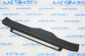 Capac prag fata stanga Subaru Outback 15-19, neagra, cu o insertie cromata.