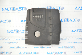 Capacul motorului Audi A4 B8 08-16 2.0T are fixările rupte.