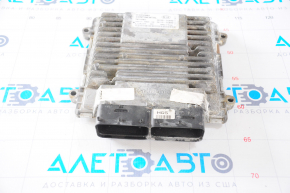 Modulul ECU al motorului Kia Sorento 14-15 2.4 are un corp deteriorat, cipul este rupt.