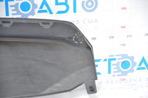 Capacul de bara spate inferior pentru Honda Civic X FC 16-18 4d are un suport rupt, trebuie reparat.