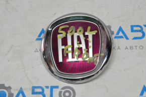 Emblema de pe bara din față a Fiat 500L 14-17 are crăpături