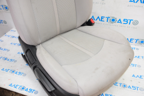 Scaun de pasager Hyundai Sonata 15-17 fără airbag, manual, material textil gri, zgârieturi, necesită curățare chimică.