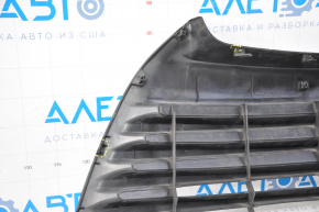 Решетка переднего бампера Toyota Camry v55 15-17 usa LE примята, сломаны крепления, надрыв, царапины